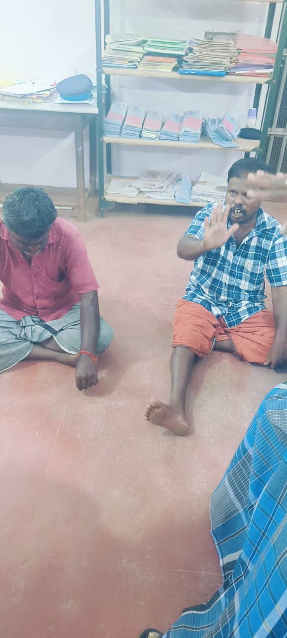 சிறுவர் சிறுமிகளை ஆபாசமாக புகைப்படம் எடுத்து மிரட்டல். 2 பேர் கைது. ஒருவர் தலைமறைவு