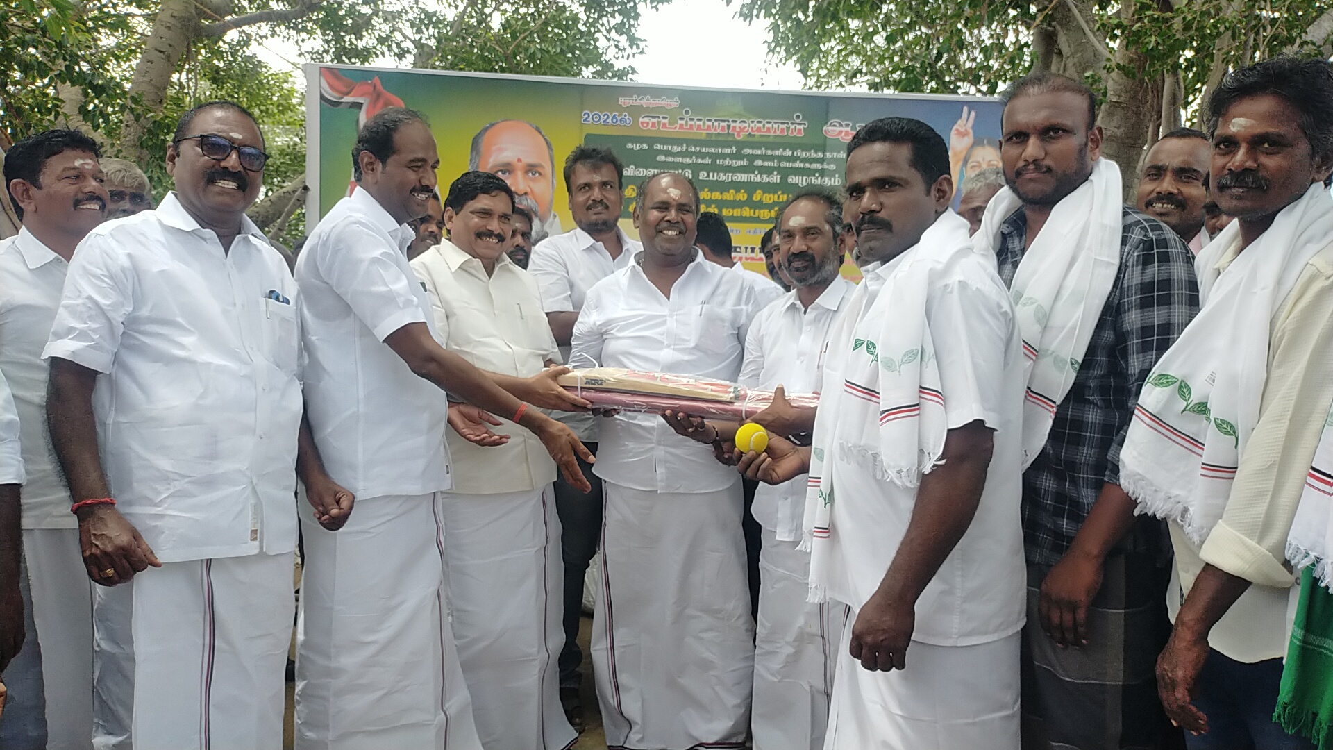 விளம்பர வெளிச்சத்தில் ஊருக்கு உழைக்கிற உதயநிதி என்று வேசம் போடுகிறார் – என உசிலம்பட்டியில் முன்னாள் அமைச்சர் ஆர்.பி.உதயக்குமார்