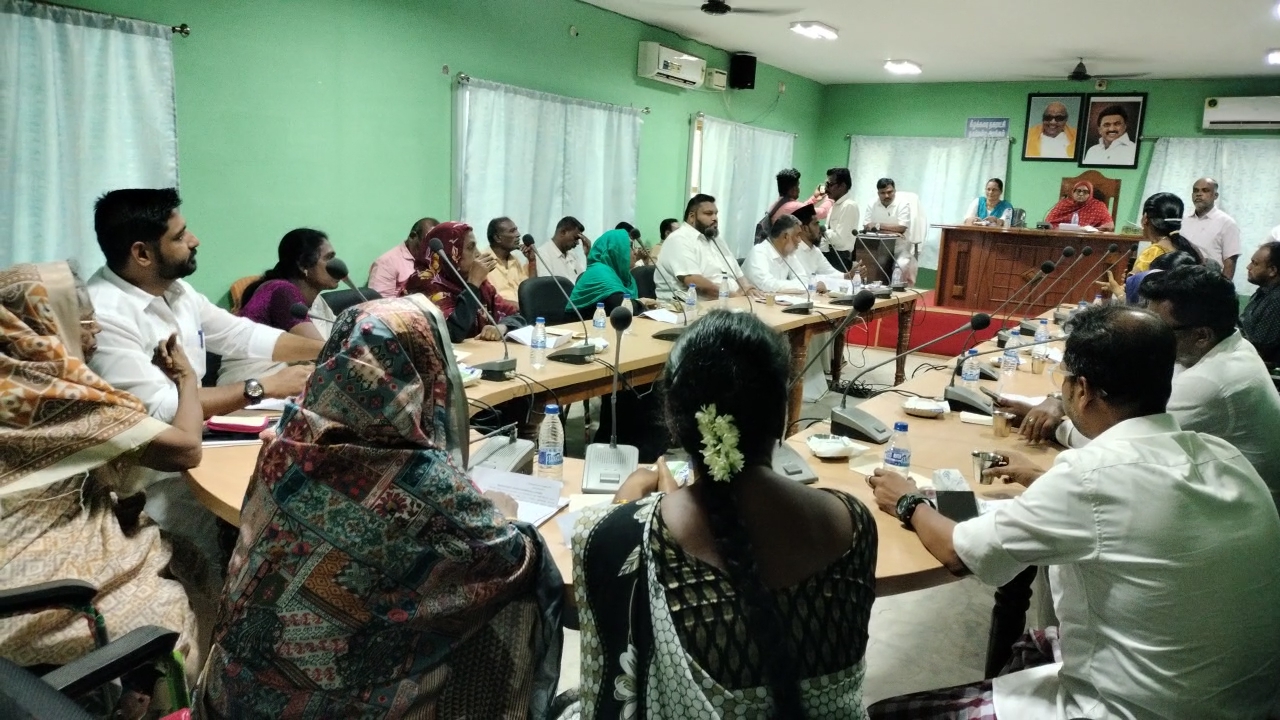 கீழக்கரையில் நகர்மன்ற கூட்டத்தில் கவுன்சிலர் வெளிநடப்பு.! காரசார விவாதம் .!! சட்டமன்ற உறுப்பினர் நிதி ஒதுக்கீடு .!!!