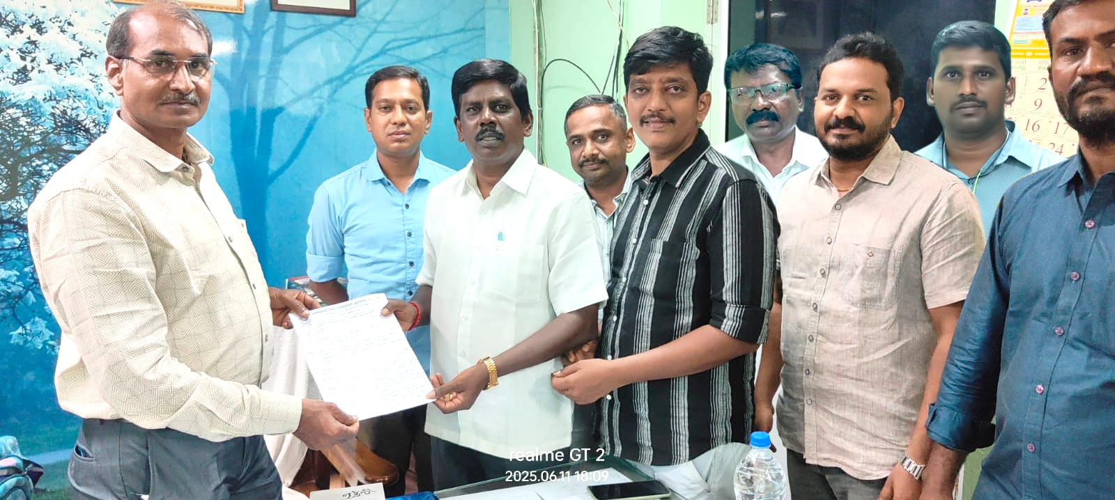 கள்ளர் சீரமைப்பு இணைஇயக்குநரைச் சந்தித்து ஆசிரியர்களின் கோரிக்கைகள் மனு வழங்கியது.