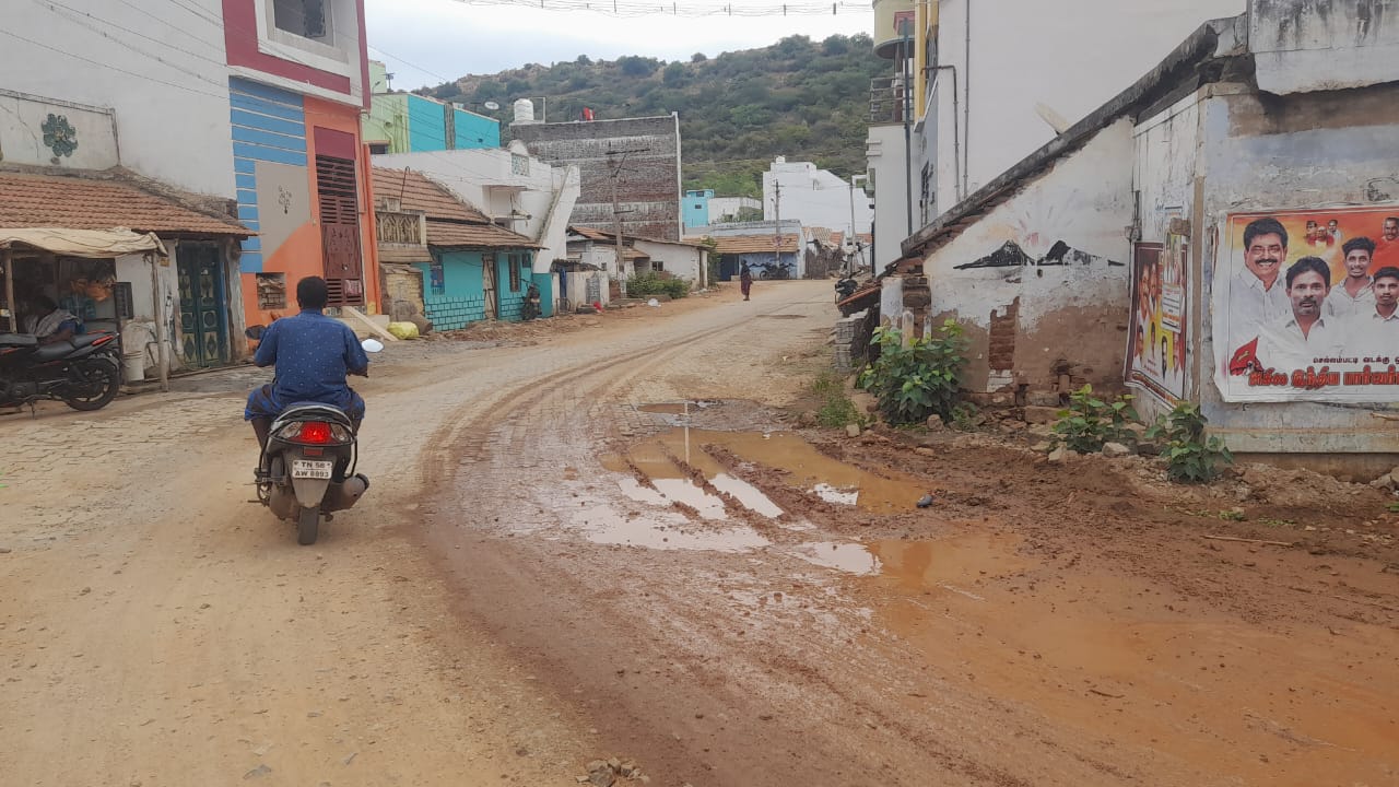 விக்கிரமங்கலம் அருகே கோவில்பட்டியில் சாலையில் வீணாகும் குடிநீர்