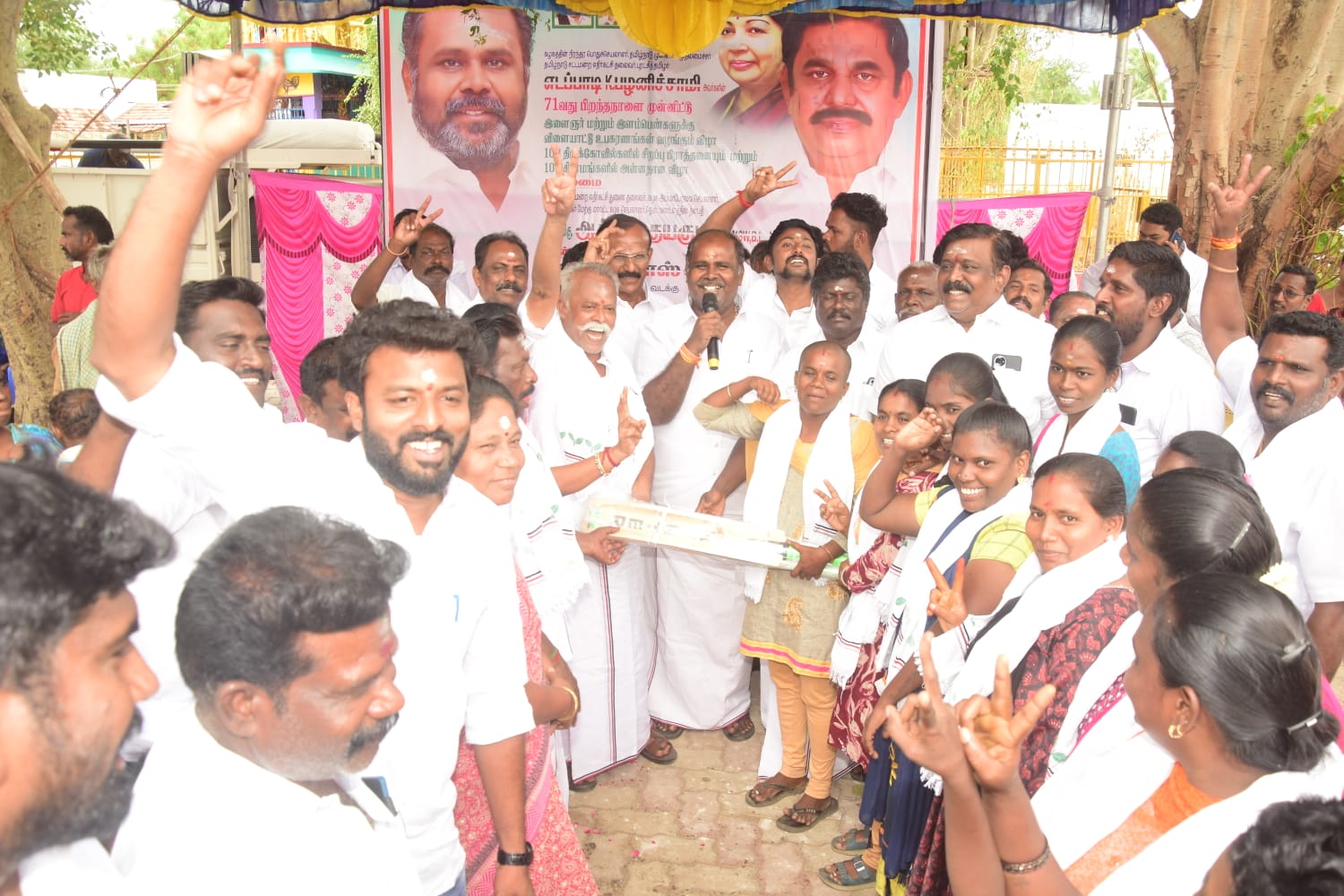 வாடிப்பட்டி வடக்கு ஒன்றியம் சார்பில் கட்ட குளத்தில் விளையாட்டு உபகரணங்கள் மற்றும் அன்னதானம் ஆர்பி உதயகுமார் வழங்கினார்