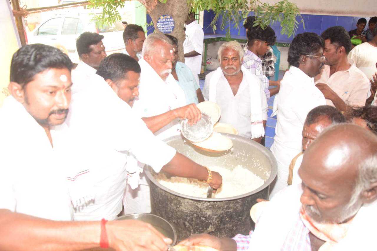 வாடிப்பட்டி வடக்கு ஒன்றிய அதிமுக சார்பில் சி புதூர் ஊராட்சியில் விளையாட்டு உபகரணங்கள் மற்றும் அன்னதானம் வழங்கப்பட்டது