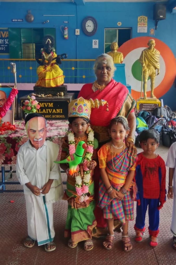சோழவந்தானில் எம்.வி.எம் கலைவாணி மெட்ரிக் பள்ளியில் காமராஜர் பிறந்த நாள் விழா உருவப்படத்திற்கு மாலை அணிவித்து மரியாதை.