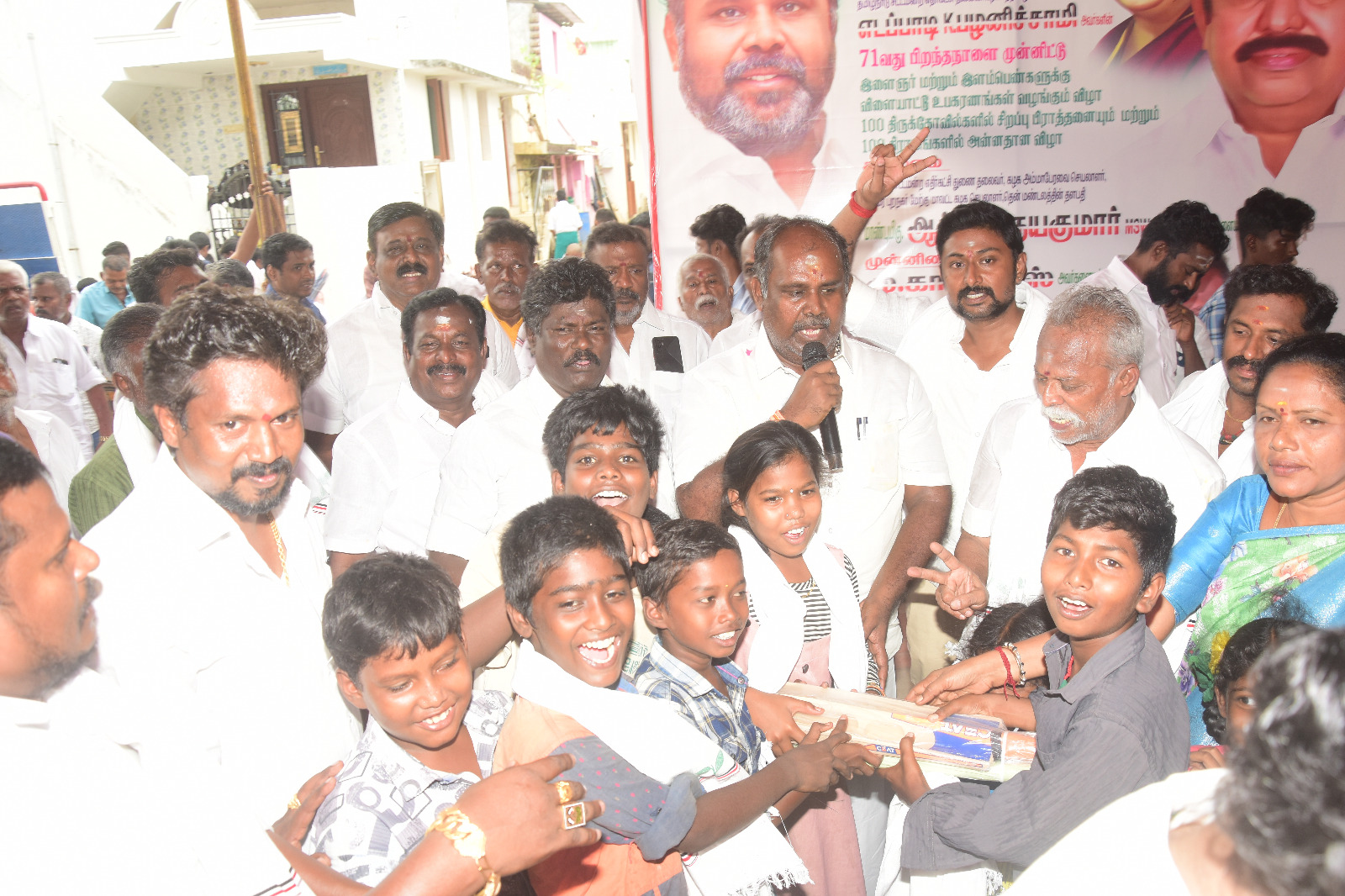 வாடிப்பட்டி வடக்கு ஒன்றிய அதிமுக சார்பில் TV நல்லூரில் விளையாட்டு உபகரணங்கள் மற்றும் அன்னதானம் ஆர்பி உதயகுமார் வழங்கினார்