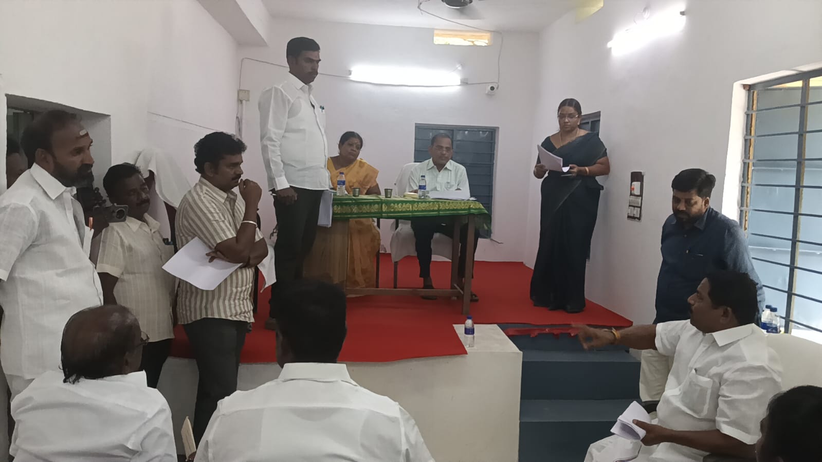அடிப்படை வசதிகளை செய்து தர கோரி உசிலம்பட்டி நகர் மன்ற உறுப்பினர்கள் வாக்குவாதத்தில் ஈடுபட்டதால் பரபரப்பு