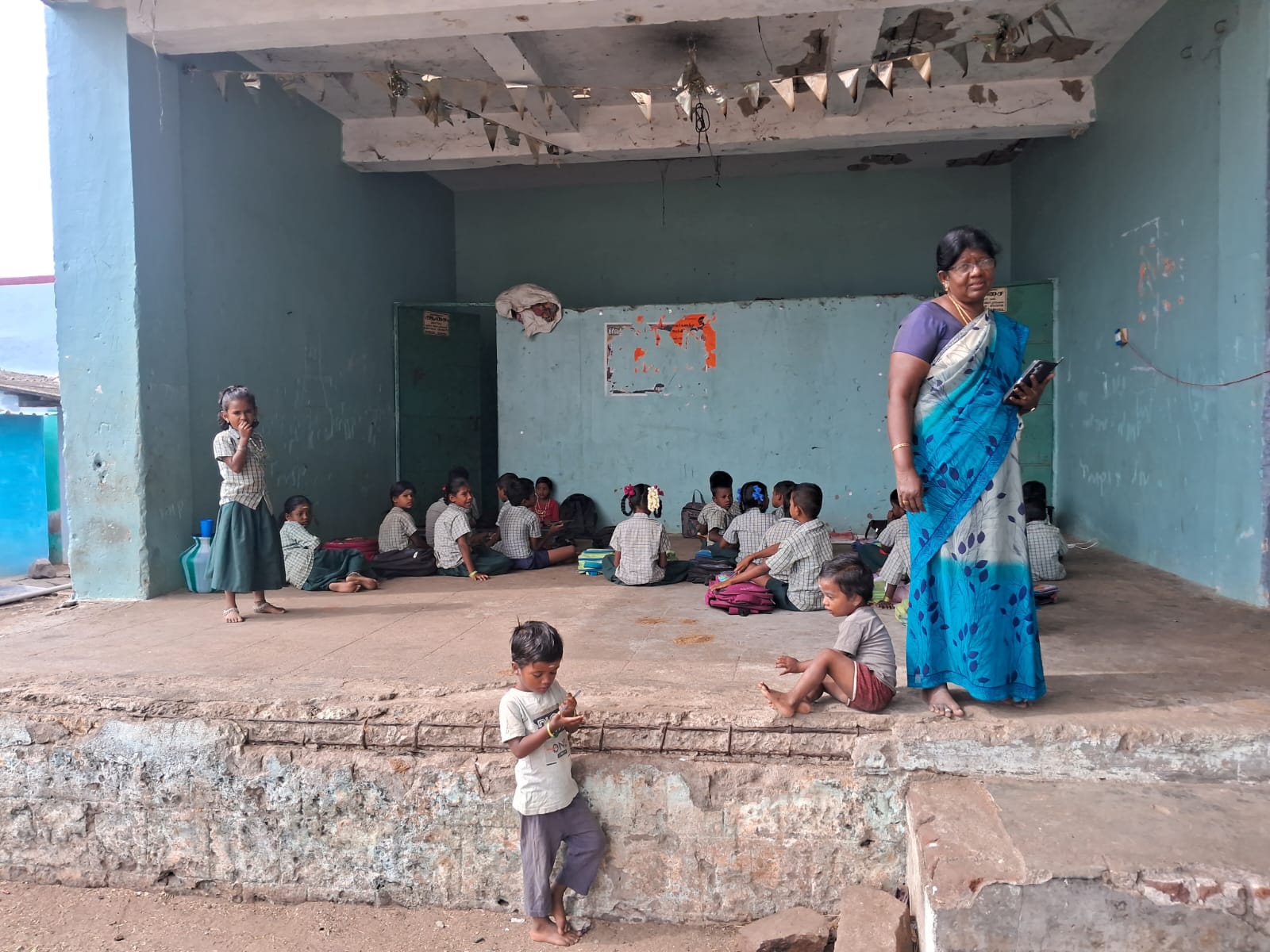 தாமோதரன் பட்டியில் ஆபத்தான முறையில் நாடக மேடையில் கல்வி கற்கும் மாணவர்கள்
