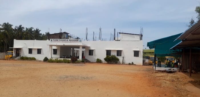 வாடிப்பட்டியில் தனியார் பள்ளியில் ஆர்டிஇ மூலம் சேர்ந்த குழந்தைக்கு கூடுதல் கட்டணம் கட்ட கோரி பள்ளி வாகனத்தை அனுப்ப மறுக்கும் நிர்வாகம், பெற்றோர்கள் கதறல்