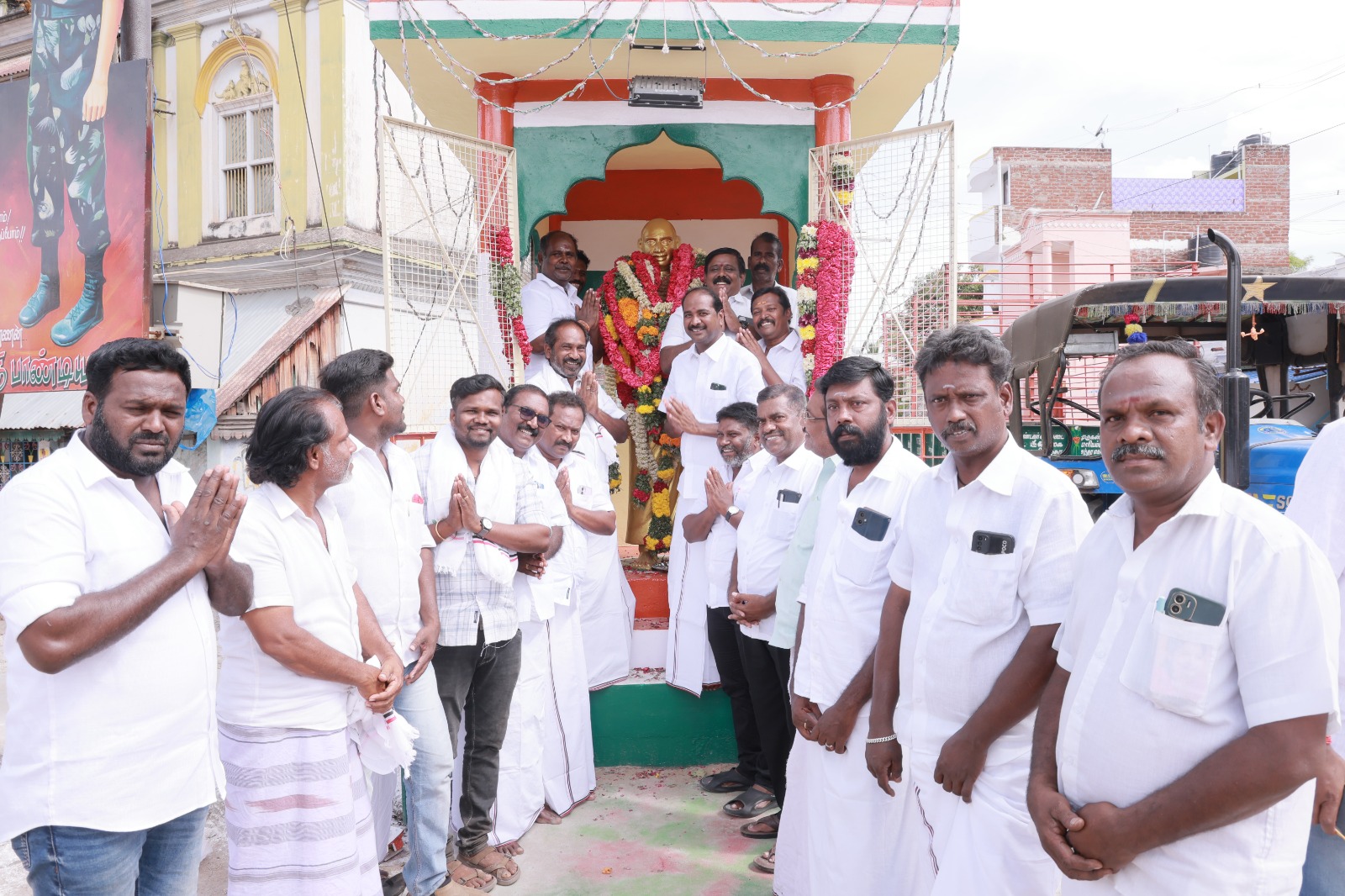 சோழவந்தானில் காமராஜரின் திருவுருவட்சிலைக்கு ஆர்பி உதயகுமார் தலைமையில் அதிமுகவினர் மாலை அணிவித்து மரியாதை