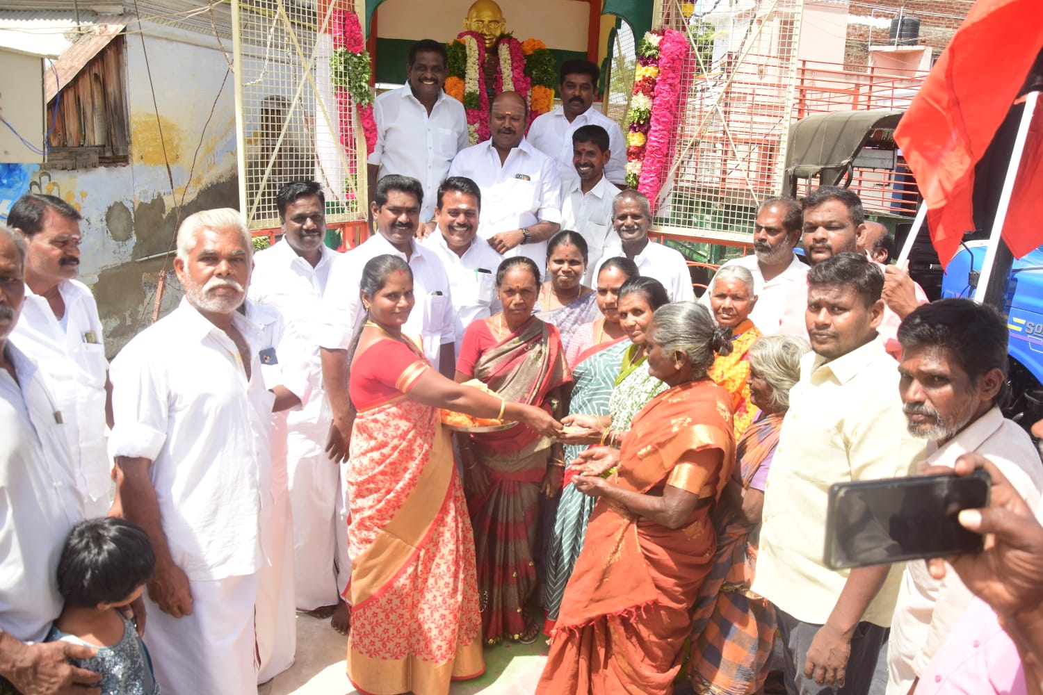 சோழவந்தானில் காமராஜரின் 123 வது பிறந்தநாள் விழா திமுக சார்பில் மாலை அணிவித்து மரியாதை