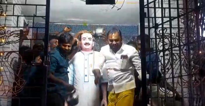 சோழவந்தான் அருகே ஐயப்ப நாயக்கன்பட்டியில் காமராஜர் திருஉருவ சிலைக்கு பாலாபிஷேகம் செய்து மரியாதை