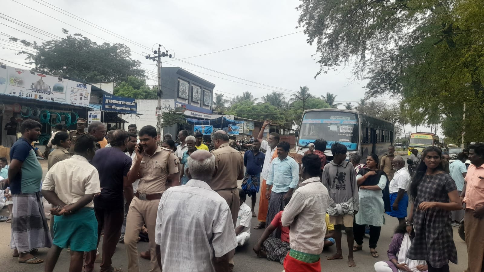 வாடிப்பட்டியில் பொதுப் பாதையை ஆக்கிரமித்து கல்ஊண்டிய காவல்துறை அதிகாரியை கண்டித்து பொதுமக்கள் சாலை மறியல் செய்ததால் பரபரப்பு