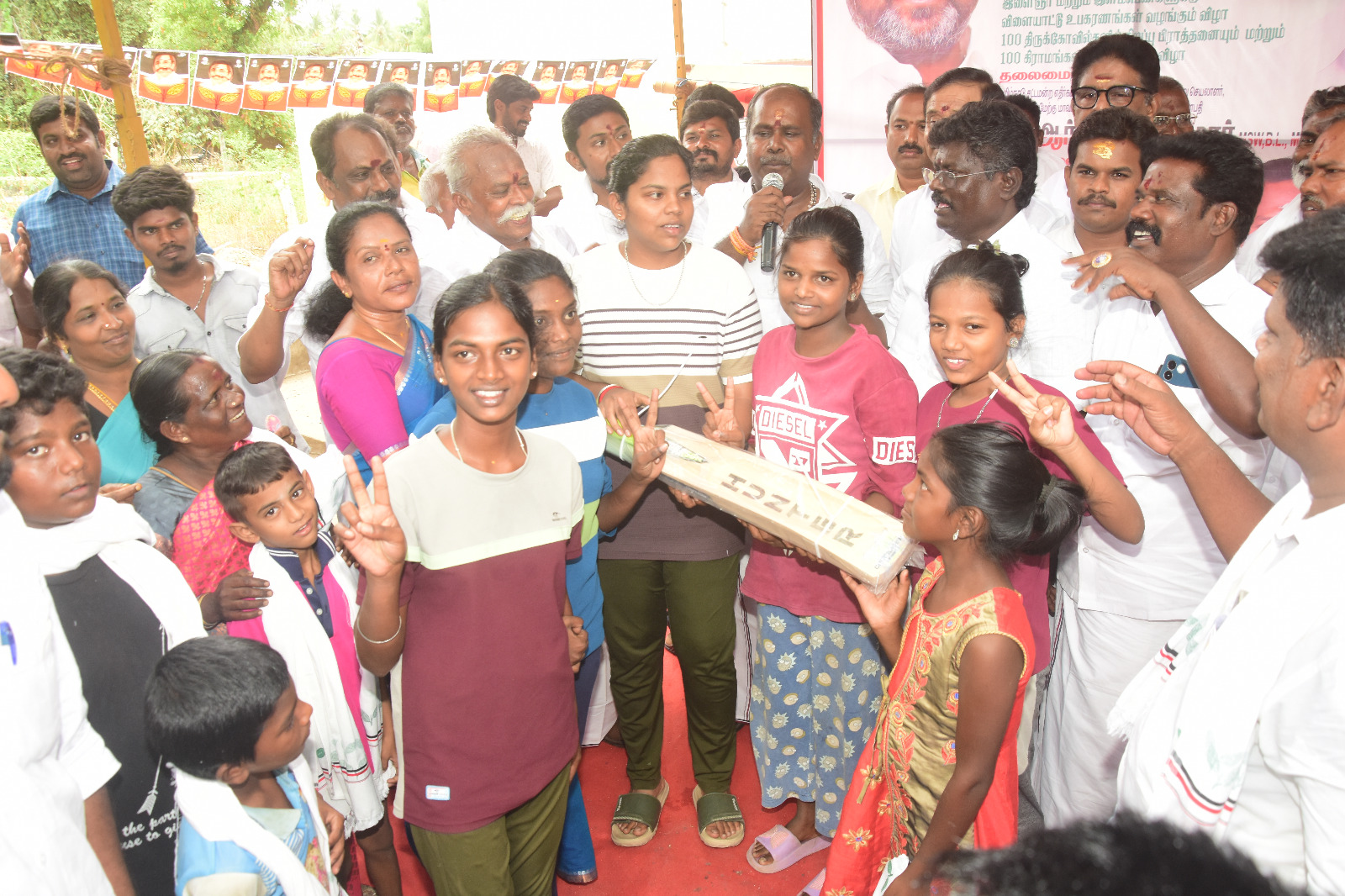 கச்சைகட்டியில் விளையாட்டு உபகரணங்கள் வழங்கிய ஆர் பி உதயகுமார்