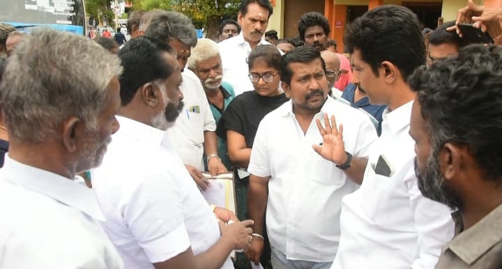 வாடிப்பட்டியில் பொதுமக்களின் சாலை மறியல் போராட்டம் காரணமாக பணிந்த அதிகாரிகள்
