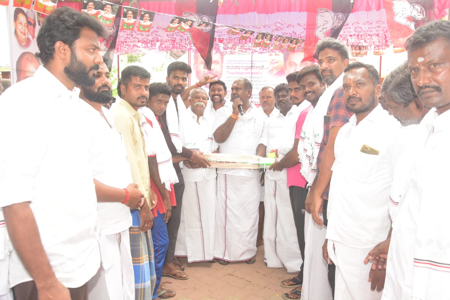 ராமையன்பட்டியில் விளையாட்டு உபகரணங்கள் மற்றும் அன்னதானம் ஆர்பி உதயகுமார் வழங்கினார்