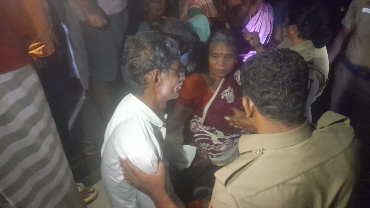 கீழ பெருமாள் பட்டியில் வீட்டை அபகரித்தது தொடர்பாக புகார் அளித்தும் நடவடிக்கை எடுக்காத காவல்துறை கண்டித்து கணவன் மனைவி தீக்குளிப்பு