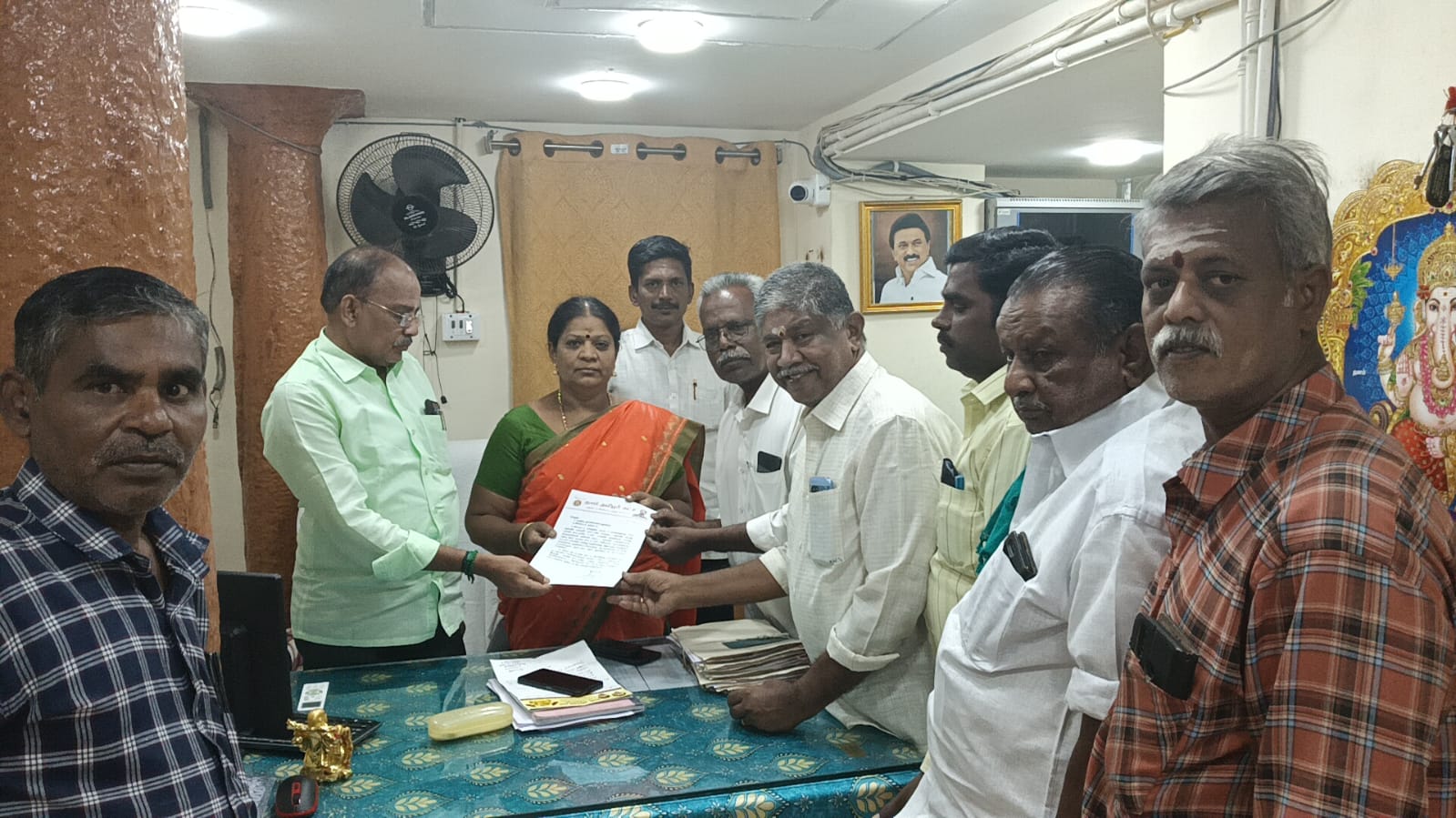 கவணம்பட்டி ஊரணியை மீட்டெடுக்க வலியுறுத்தி உசிலம்பட்டி நகராட்சி ஆணையாளரிடம் மனு