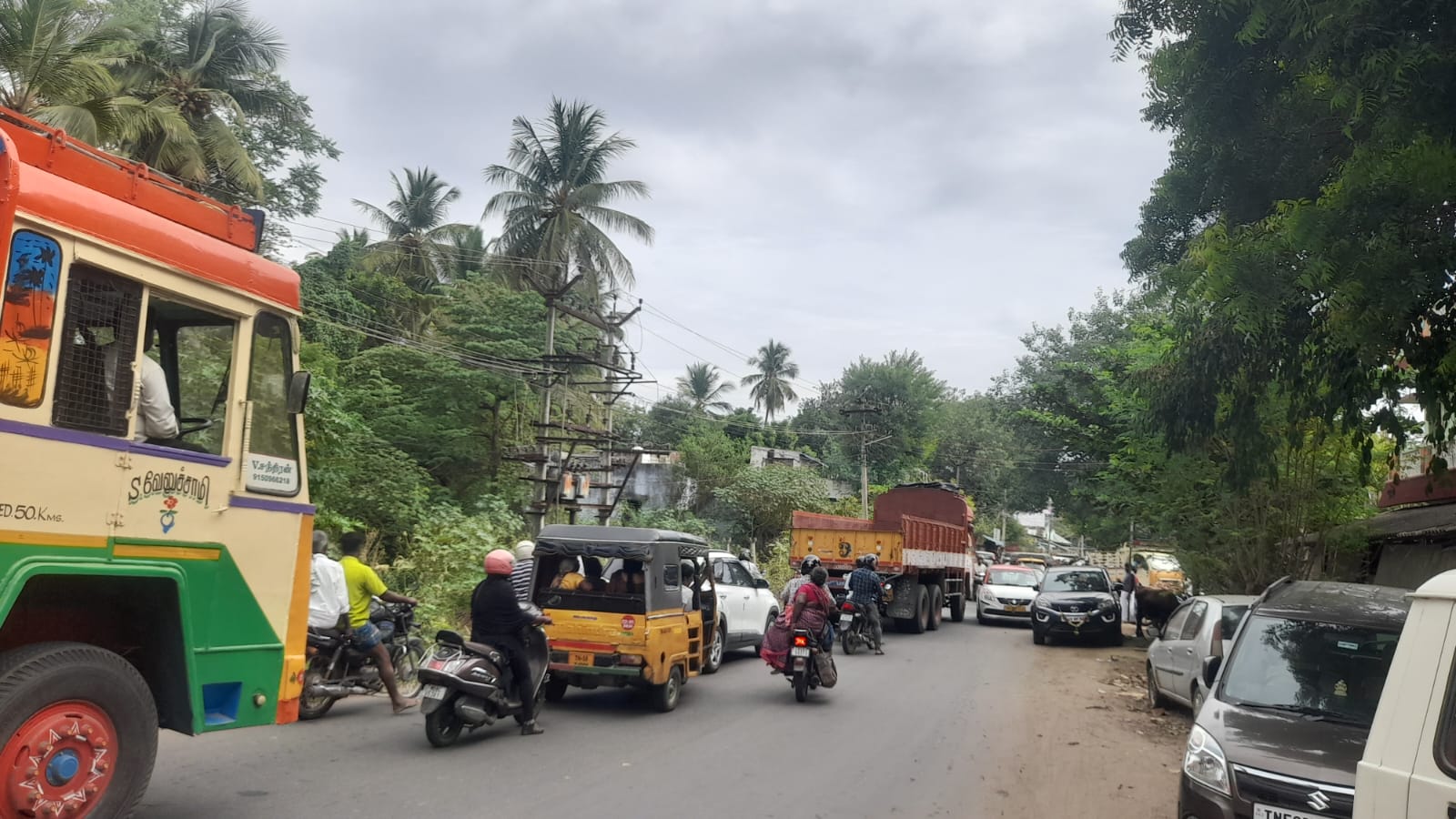 திருவேடகத்தில் ஆடி அமாவாசை முன்னிட்டு கடும் போக்குவரத்து நெருக்கடி. 3 கிலோமீட்டர் தூரம் வரிசையில் நிற்கும் வாகனங்கள்