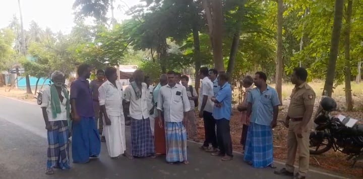 சோழவந்தான் அருகே கண்ணுடையாள்புறத்தில் ஆக்கிரமிப்புகளைஅகற்ற வலியுறுத்தி விவசாய சங்கம் சார்பில் மறியல் செய்ய முயற்சி காவல்துறையினரின் சமரசத்தால் மரியல் தற்காலிகமாக ஒத்திவைப்பு