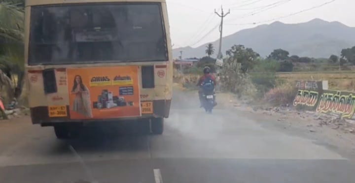 சோழவந்தானில்கரும் புகையை கக்கி க்கொண்டு சாலையில் சென்ற அரசு பேருந்தால் வாகன ஓட்டிகள் பொதுமக்கள் கடும் அவதி