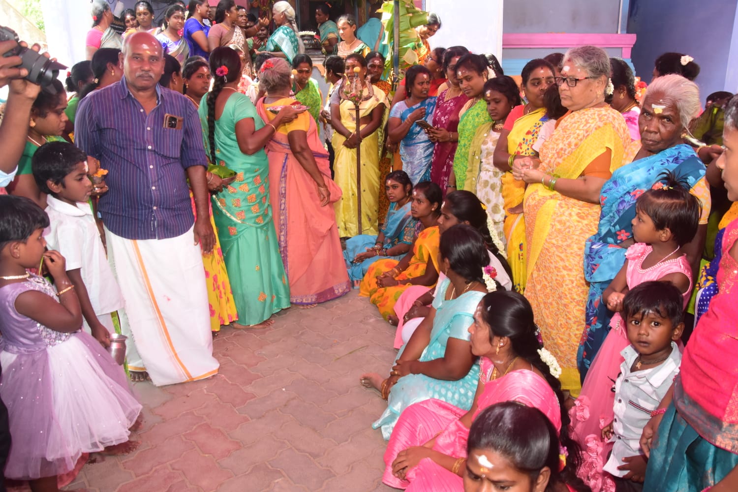 சோழவந்தான் அருகே நாச்சிகுளம் காளியம்மன் கோவில் ஆடிப்பூரத்தை ஒட்டி அம்மன் மற்றும் கர்ப்பிணி பெண்களுக்கு வளைகாப்பு அணிந்து கொண்டாட்டம்