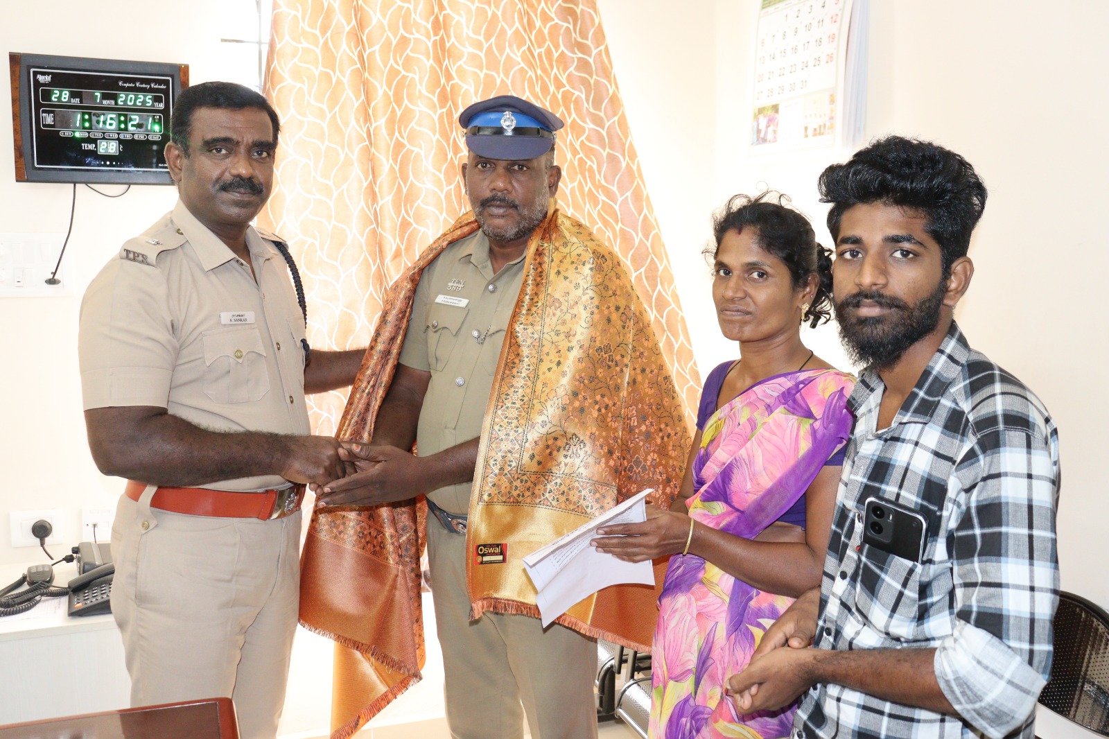 கீழே கிடந்துள்ள தங்கச் செயின்; உரியவரிடம் ஒப்படைத்த நேர்மை மிக்க காவலர்..