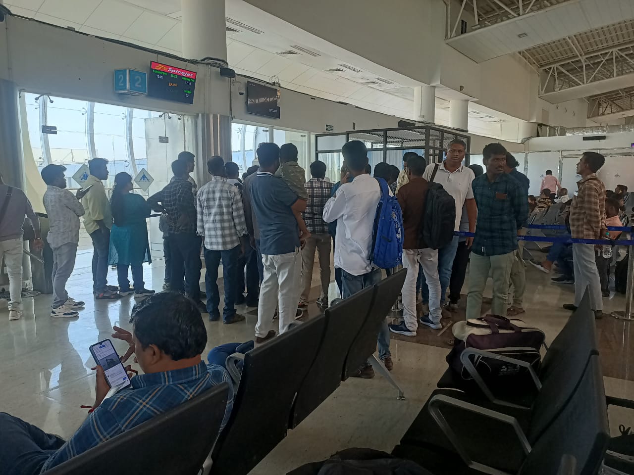 துபாய் விமானம் தொடர்ச்சியாக நேர தாமதம் பயணிகள் அதிருப்தி.!