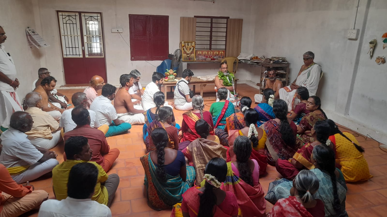சோழவந்தான் அருகே தென்கரை நவநீத கிருஷ்ண பெருமாள் கோவிலில் மகாரண்யம் முரளிதர சுவாமிகள் பக்தி சிறப்புரை