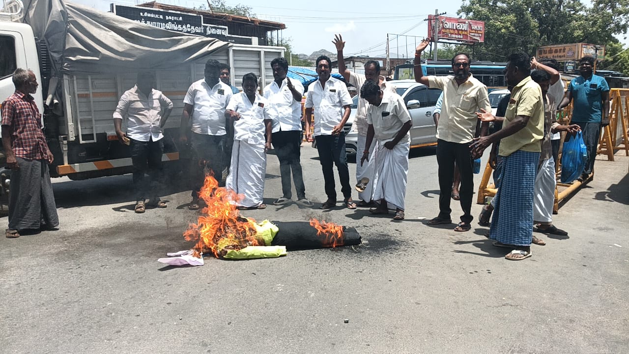 உசிலம்பட்டியில் முன்னாள் அமைச்சர் ,அதிமுக எம் எல் ஏ கடம்பூர் ராஜ் உருவ பொம்மை எரிப்பு