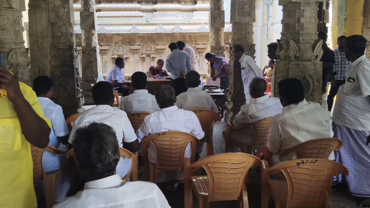 அடிப்படை வசதிகள் இல்லாத திருவாடானை சந்தை ரூ. 65 லட்சத்திற்கு ஏலம்!
