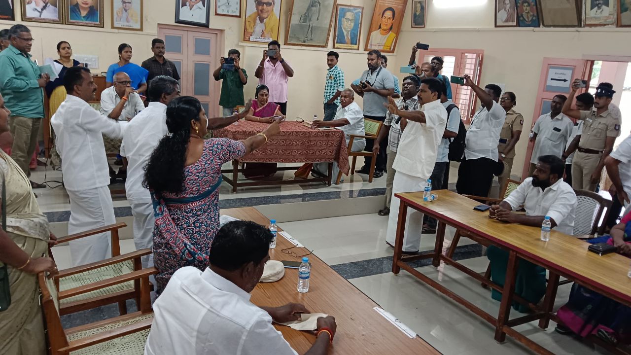 செங்கோட்டை நகர் மன்ற அவசர கூட்டம்; திமுக அதிமுக இடையே கடும் வாக்குவாதம்..
