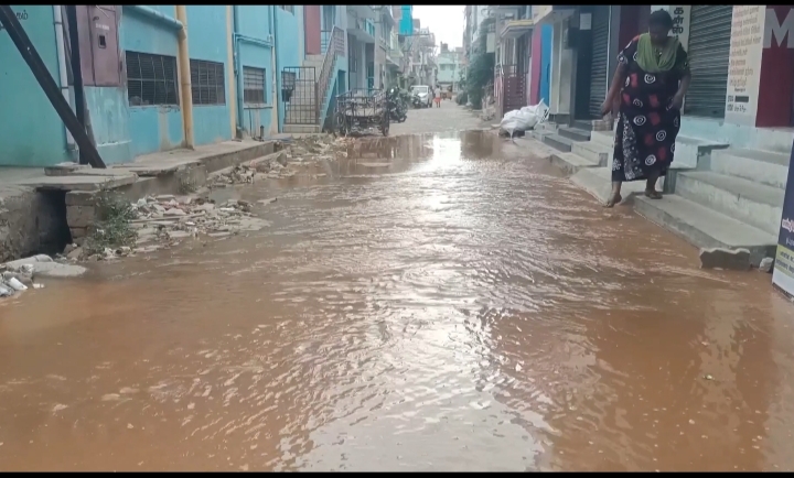 உசிலம்பட்டியில் நகராட்சி பணியாளர்களின் அலட்சியத்தால் குடிநீர் குழாயில் உடைப்பு. பல லட்சம் லிட்டர் தண்ணீர் வீணான அவலம்