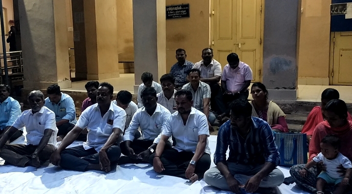 வருவாய் கோட்டாச்சியரை கண்டித்து கிராம நிர்வாக அலுவலர்கள் கோட்டாட்சியர் அலுவலகத்தில் உள்ளிருப்பு போராட்டத்தில் ஈடுபட்டதால் பரபரப்பு