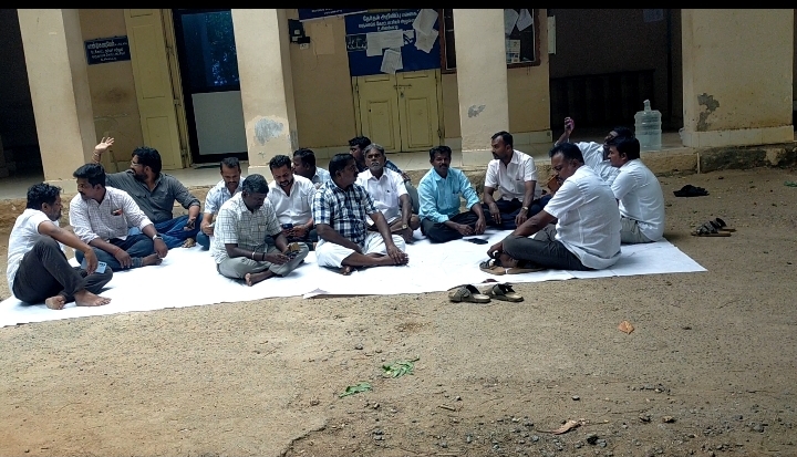உசிலம்பட்டியில் கிராம நிர்வாக அலுவலரை முறைகேடாக பணியமர்த்திய கோட்டாச்சியரை கண்டித்து விடிய விடிய கிராம நிர்வாக அலுவவவலர்கள் உள்ளிருப்பு போராட்டத்தில் ஈடுபட்டு வருகின்றனர்