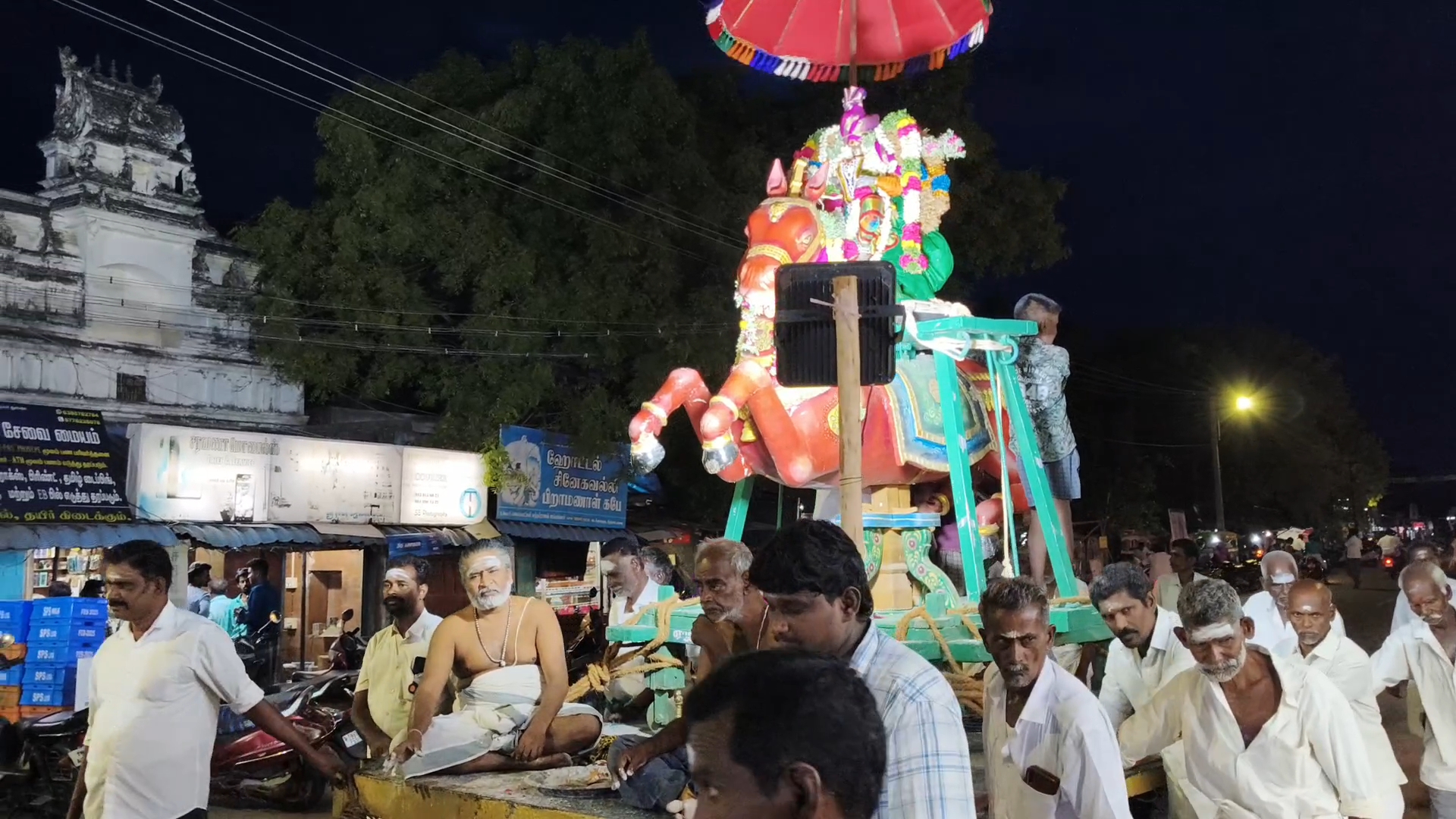 திருவாடானை: சினேகவல்லி அம்பாள் குதிரை வாகனத்தில் எழுந்தருளி பக்தர்களுக்கு அருள் பாலித்தார்