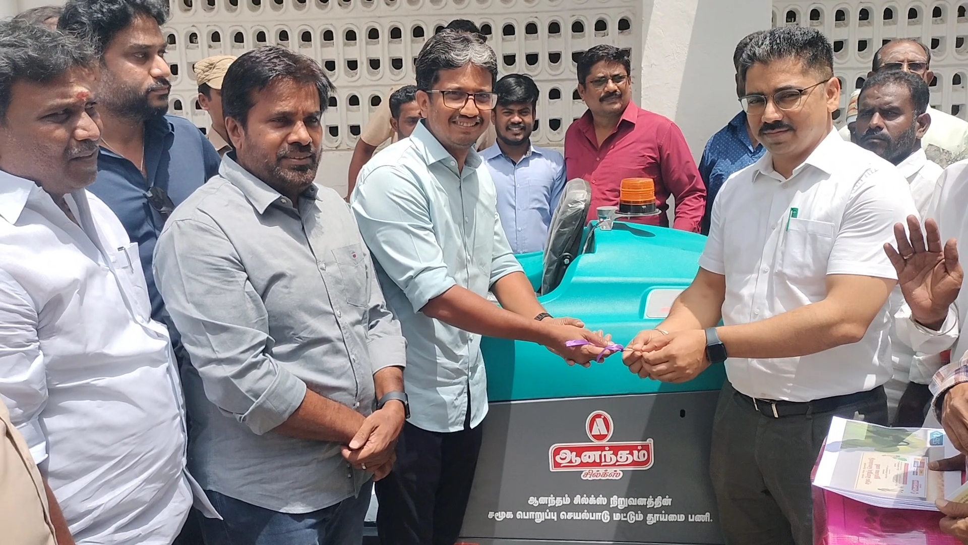 இராமநாதபுரம் ஆனந்தா ஜவுளி நிறுவனம் வழங்கிய தூய்மை பணி இயந்திரம்.!