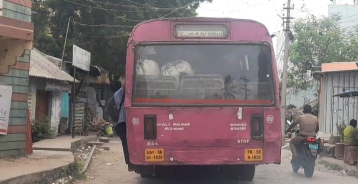 சோழவந்தானில் ஆபத்தான நிலையில் பேருந்தில் பயணம் செய்யும் மாணவர்கள்