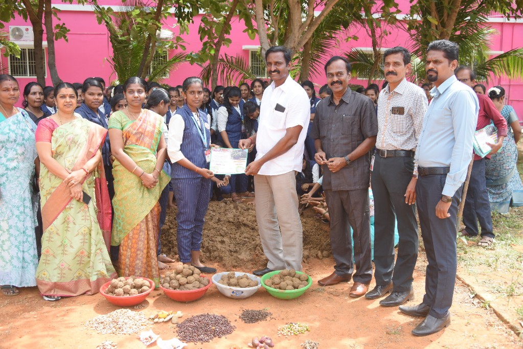 5 லட்சம் விதை பந்துகள்; பள்ளி மாணாக்கர்கள் சாதனை..