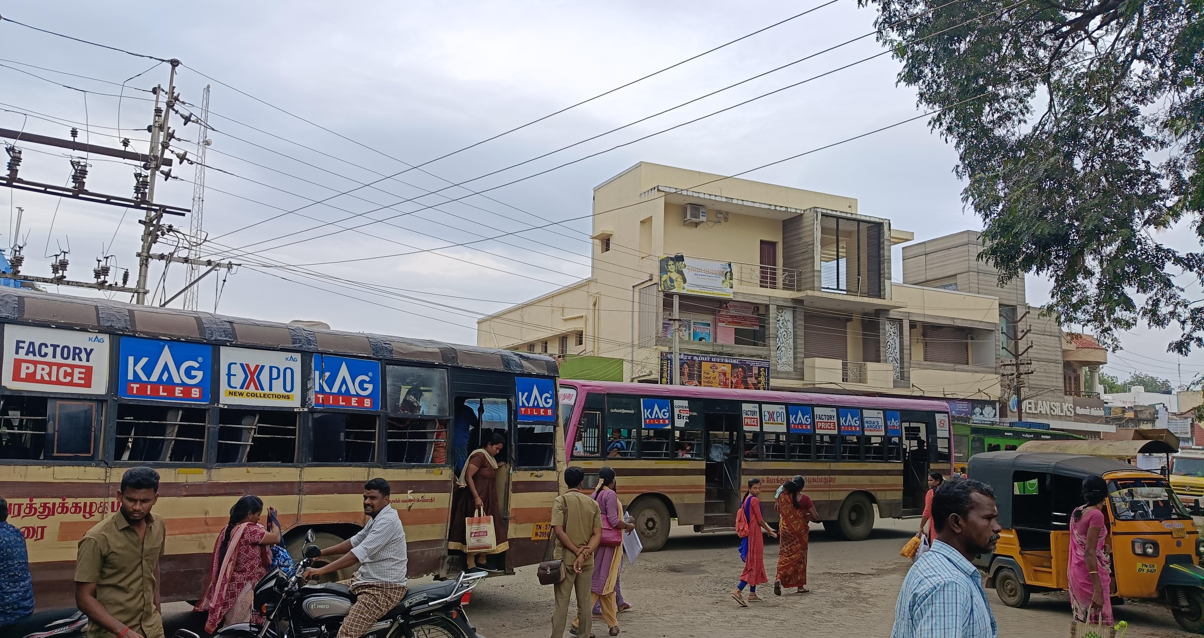 வாடிப்பட்டி பேருந்துகள் பேருந்து நிலையம் உள்ளே வந்து செல்ல பயணிகள் கோரிக்கை