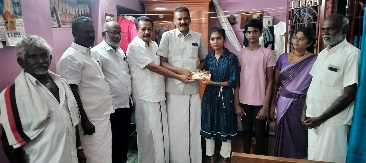 திமுக சார்பில் கல்வி உதவித் தொகை..
