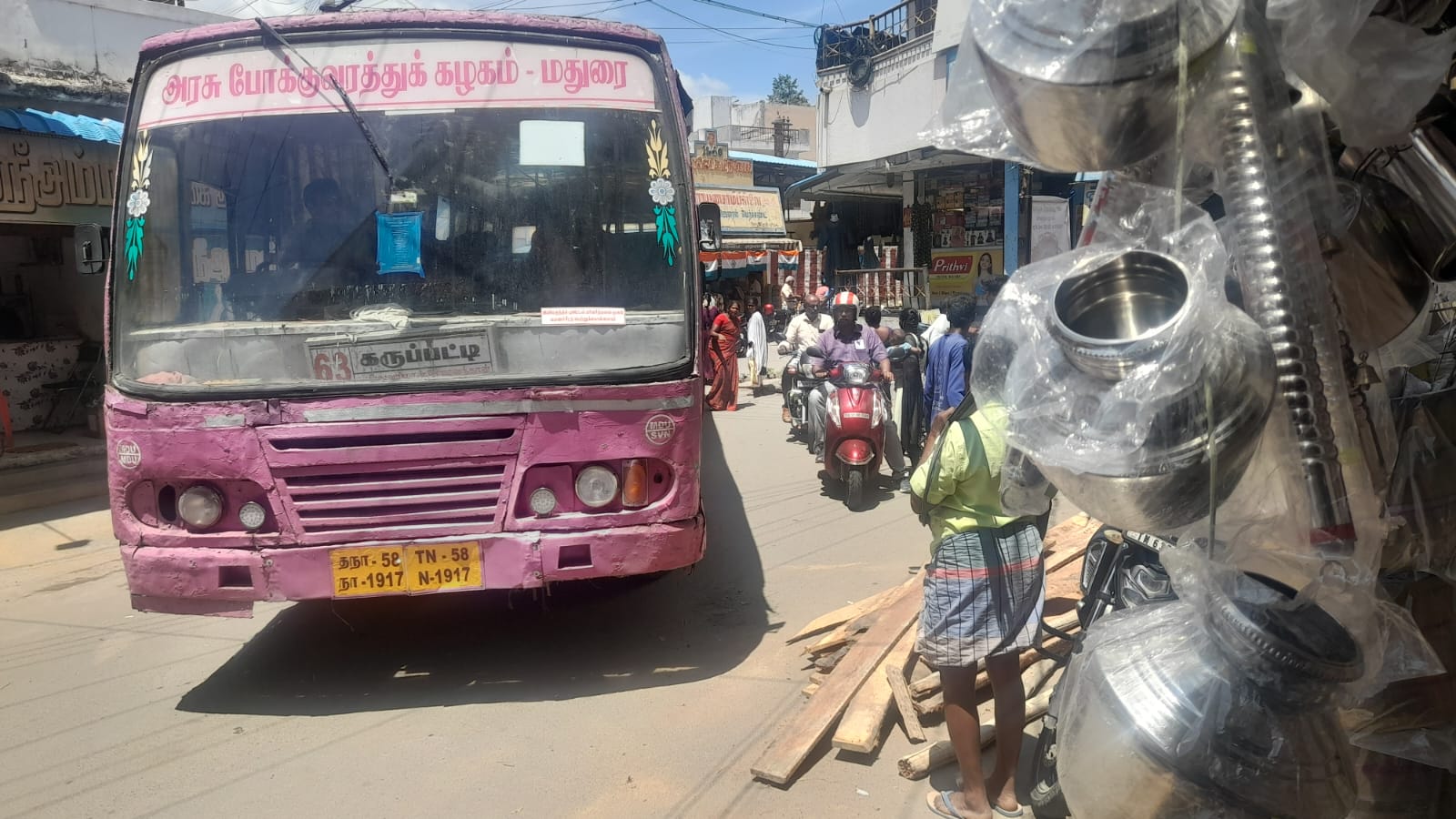 சோழவந்தானில் ஆக்கிரமிப்பு மற்றும் போக்குவரத்து நெருக்கடிகளால் பொதுமக்கள் அவதிஒரு வழி பாதையாக மாற்ற கோரிக்கை