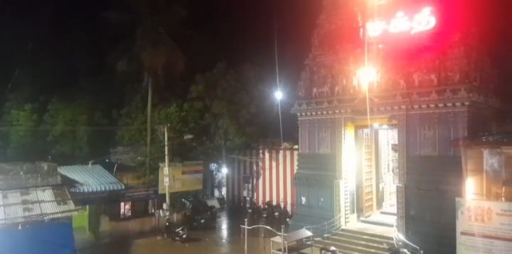 சோழவந்தான் மற்றும் சுற்று வட்டார கிராம பகுதிகளில் இடி மின்னலுடன் கூடிய கனமழை, மின்சாரம் தடைபட்டதால்பொதுமக்கள் அவதி