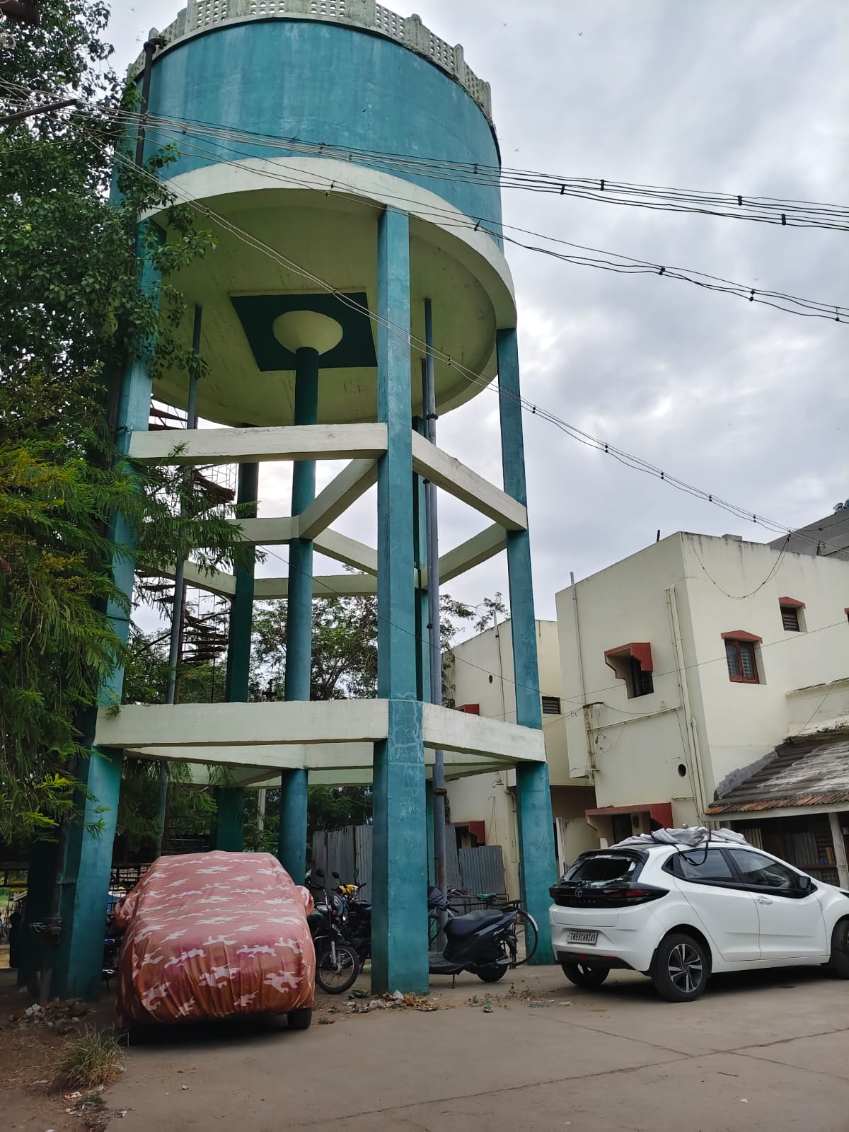 ஆபத்தான நிலையில் குடிநீர் நீர் தேக்க தொட்டி
