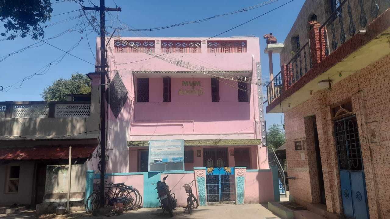 சோழவந்தான் கிராம நிர்வாக அலுவலகம் முன்பு ஆபத்தான நிலையில் உள்ள மின்கம்பத்தை மாற்றி அமைக்க பொதுமக்கள் கோரிக்கை