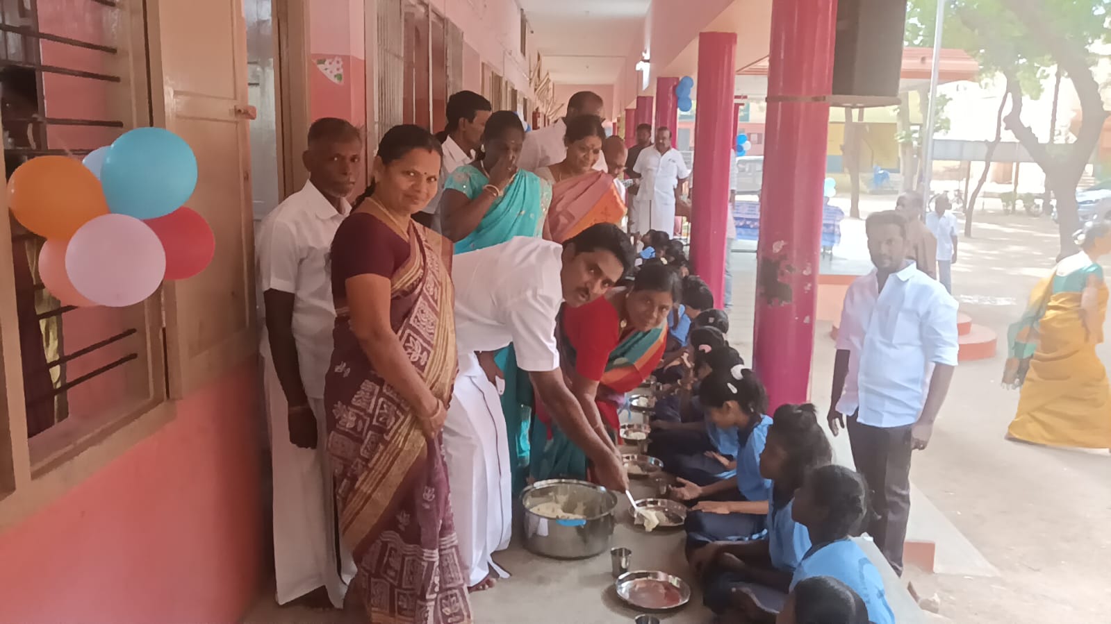 உசிலம்பட்டி ஆர் சி சிறுமலர் துவக்கப் பள்ளியில் மாணவ மாணவிகளுக்கு தமிழக முதல்வரின் காலை உணவு திட்டத்தை திமுக நகர செயலாளர் எஸ் ஓ ஆர் தங்கப்பாண்டியன் துவக்கி வைத்தார்