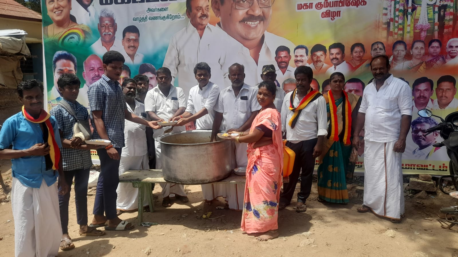 சோழவந்தான் அருகே முள்ளிபள்ளத்தில் வாடிப்பட்டி தெற்கு ஒன்றிய தேமுதிக சார்பாக விஜயகாந்த் பிறந்த நாளை முன்னிட்டு நலத்திட்ட உதவிகள்
