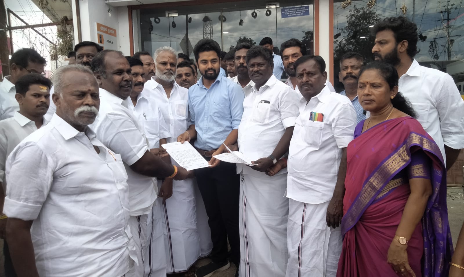 வாடிப்பட்டியில்செப்.4 ந்தேதிஎடப்பாடி பழனிச்சாமி பிரச்சாரம்முன் ஏற்பாடு பணிகள் குறித்துஆர்.பி. உதயகுமார் ஆலோசனை