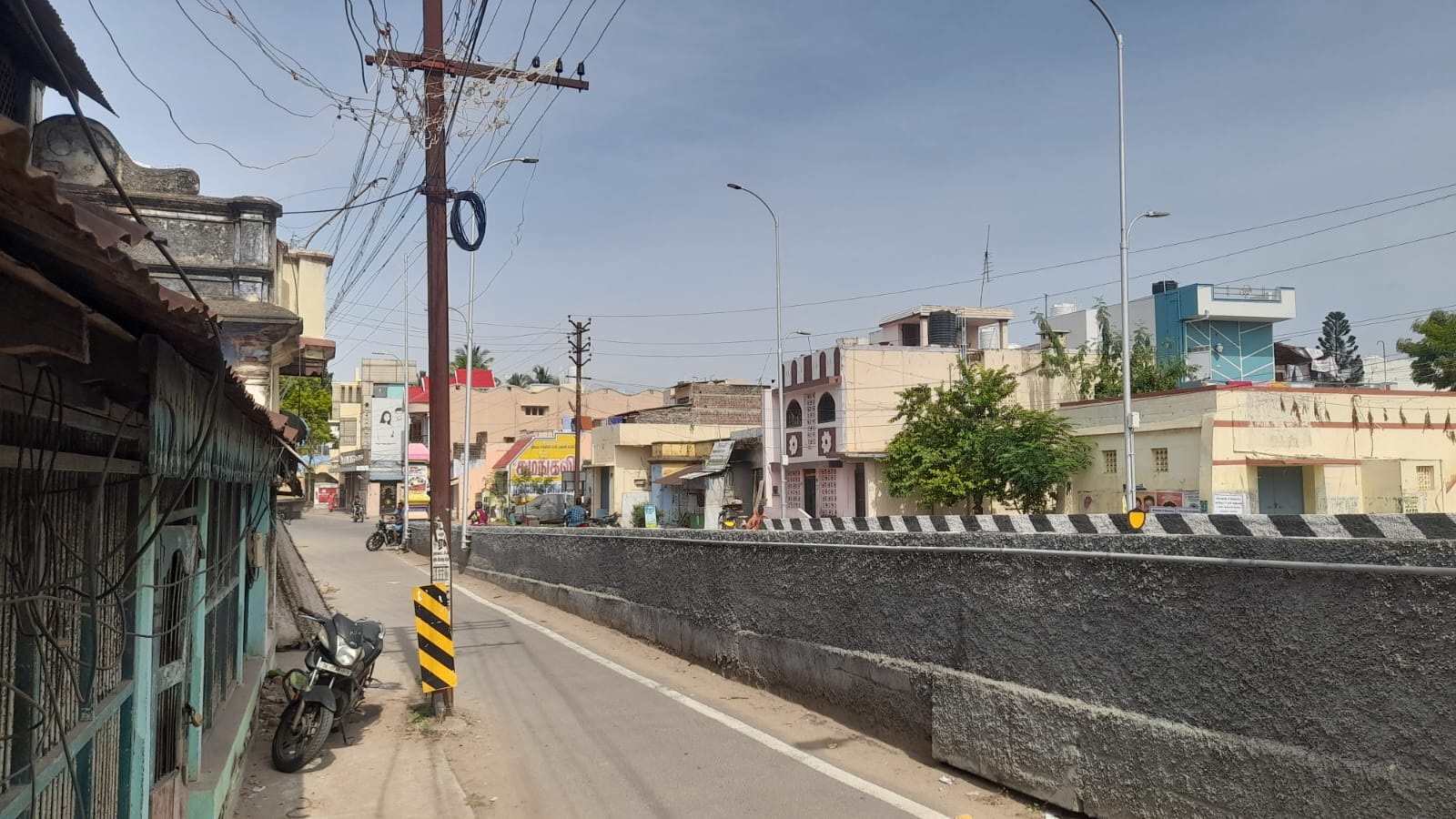 சோழவந்தான் பேருந்து நிலைய சர்வீஸ் சாலை அமைப்பதில் மூன்று துறைகளுக்கு இடையே நீயா நானா போட்டியால் பரிதாபத்தில் மக்கள்