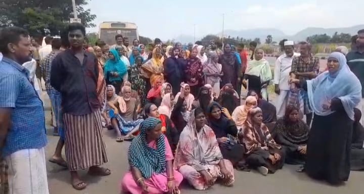 வாடிப்பட்டி வட்டாட்சியரை கண்டித்து சாலை மறியல்