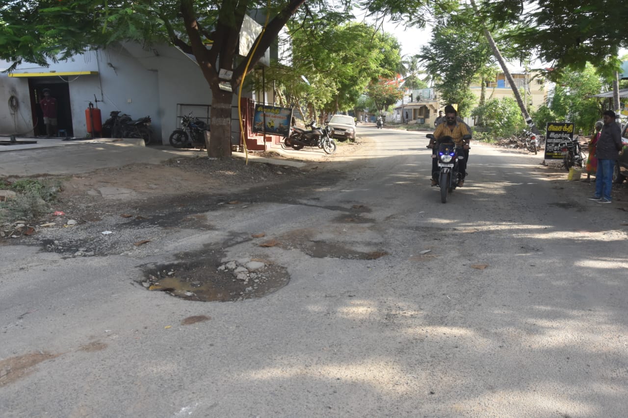 சோழவந்தான் பசும்பொன் நகர் பகுதியில் குண்டும் குழியுமான சாலையால் பொதுமக்கள் கர்ப்பிணி பெண்கள் கடும் அவதி